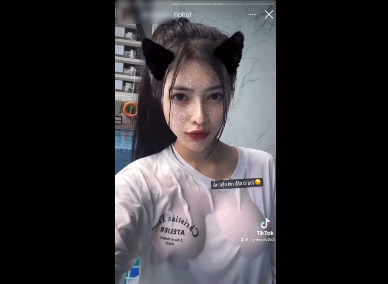 Hot girl Thu Uyên vn show hàng trước khi đi tắm